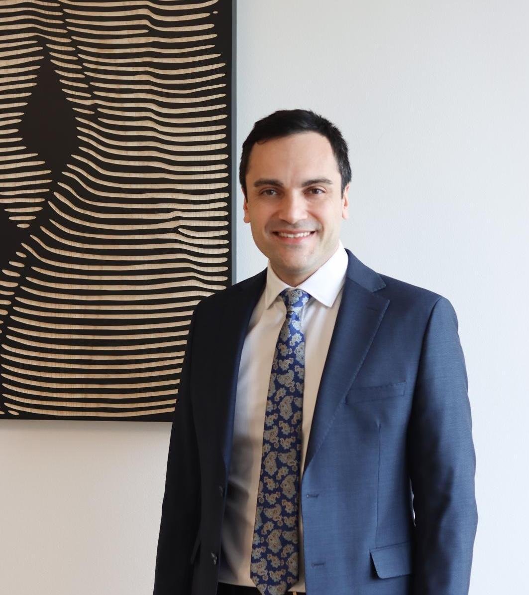 Doç. Dr. Ayhan Işık Erdal at the Nişantaşı clinic
